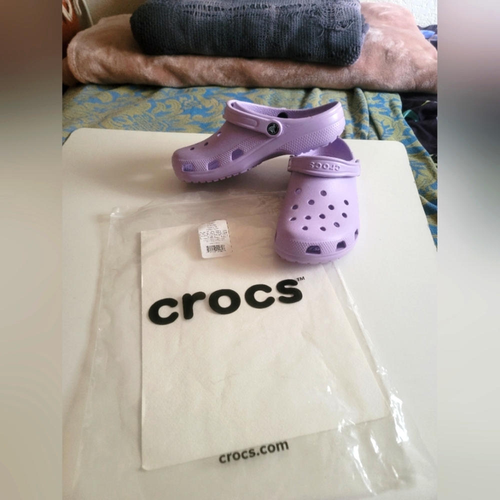 Crocs Roomy Fit, lavender, size 9.0 women's, size 7.0 men's, new, original bag
